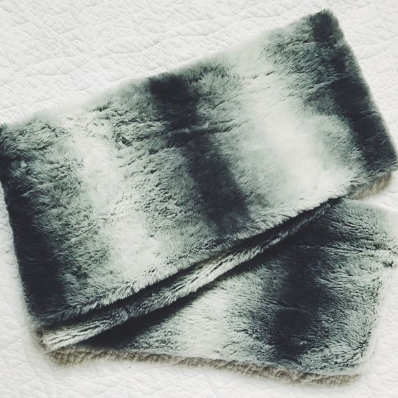 ❤ Grey Ombre Infinity Faux Fur Scarf - Picture 3 of 6